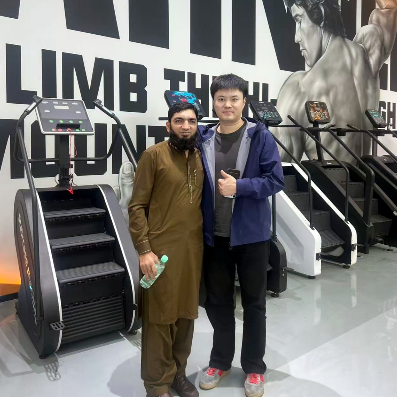 Yingruis Fitness Equipment Technology Co., Ltd. hat die Bestellung von 30 gebogenen Laufbändern für pakistanische Kunden erfolgreich abgeschlossen